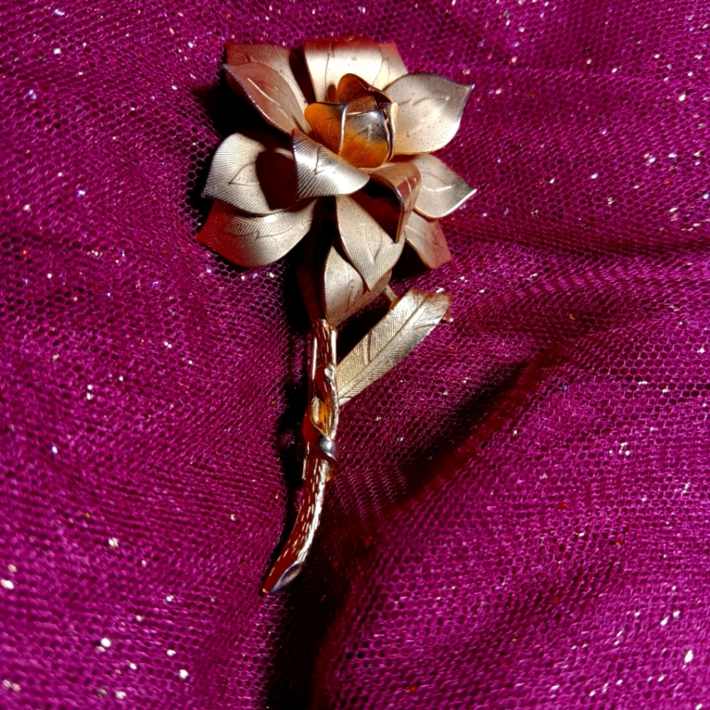 Beautiful Vtg Gold Flower 3" Brooch Dimensuonal Flowers Comes In The Org Giftbox